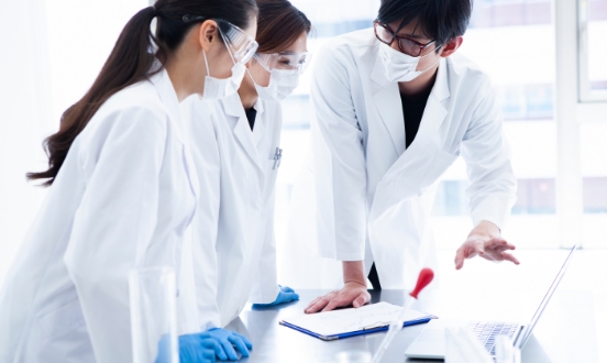 研究員で会議をしているイメージ